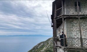 ბერძნულ კუნძულ ანდროსზე ერთ-ერთი მონასტრის აღდგენილი კოშკები ხელოვნების გალერეად გადაკეთდა