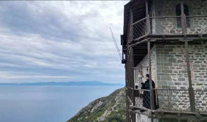 ბერძნულ კუნძულ ანდროსზე ერთ-ერთი მონასტრის აღდგენილი კოშკები ხელოვნების გალერეად გადაკეთდა