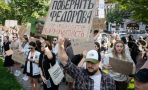 თავდაცვის მინისტრის გადაყენებას უკრაინაში მრავალათასიანი საპროტესტო ტალღა მოჰყვა