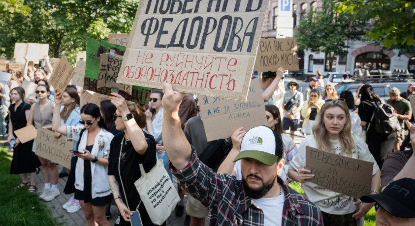 თავდაცვის მინისტრის გადაყენებას უკრაინაში მრავალათასიანი საპროტესტო ტალღა მოჰყვა
