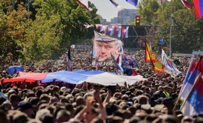 ევროკავშირის გაფრთხილებების მიუხედავად, რატკო მლადიჩის დაკრძალვას ათასობით ადამიანი დაესწრო