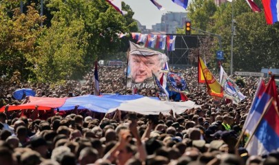ევროკავშირის გაფრთხილებების მიუხედავად, რატკო მლადიჩის დაკრძალვას ათასობით ადამიანი დაესწრო