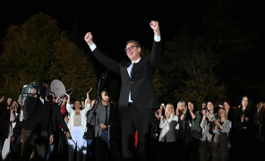 ვუჩიჩმა პრეზიდენტის პოსტი დატოვა, პრემიერის თანამდებობის დაკავების იმედით