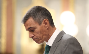 ესპანეთის პრემიერი პედრო სანჩესი საცხოვრებლის საკითხზე განკარგულებას ათანხმებს, ქუჩებში კი საპროტესტო აქციები გრძელდება