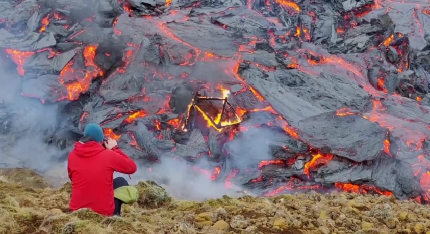 ისლანდიაში ამოფრქვეულ ვულკანს ასობით მნახველი ეწვია