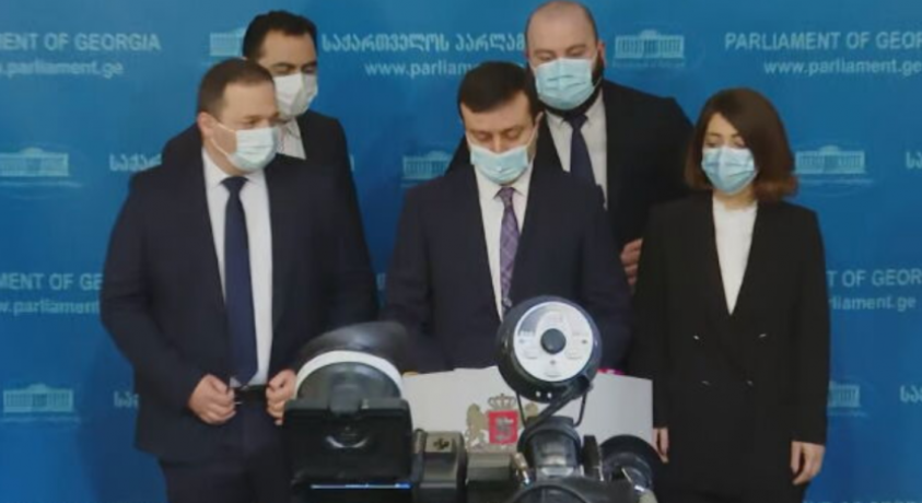 საპარლამენტო უმრავლესობის ექვსი დეპუტატი „ქართულ ოცნებას“ ტოვებს