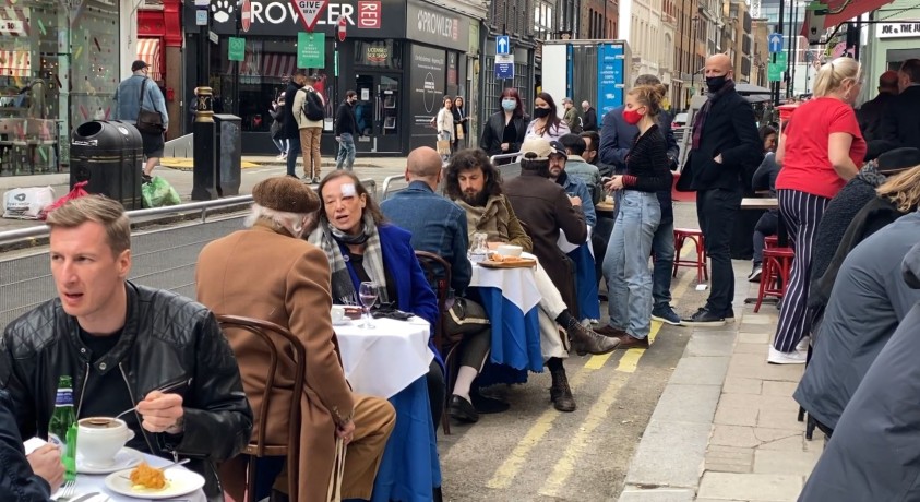 დიდი ბრიტანეთში ცხოვრება ჩვეულ რიტმს უბრუნდება