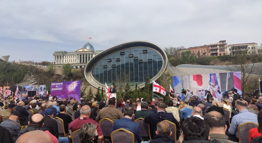 რიყეზე ოპოზიციური პარტიების ლიდერებისა და მხარდამჭერების შეკრება მიმდინარეობს