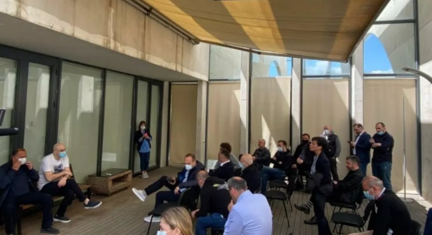 პარლამენტში შესვლის შესახებ ენმ-ში აზრთა სხვადასხვაობაა