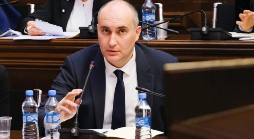 საქართველოს პარლამენტში თავდაცვის მინისტრს ელოდებიან