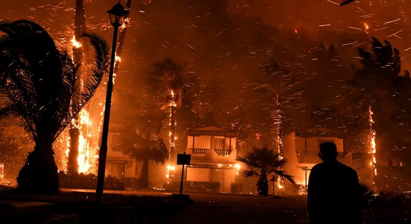 საბერძნეთში ძლიერ ხანძარს ებრძვიან