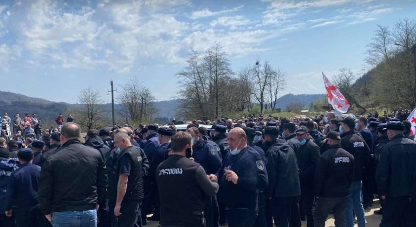 “ნამახვანჰესის” მოწინააღმდეგეებმა “ენკას” სამშენებლო ბაზასთან შეკრება დილის 5 საათიდან დაიწყეს