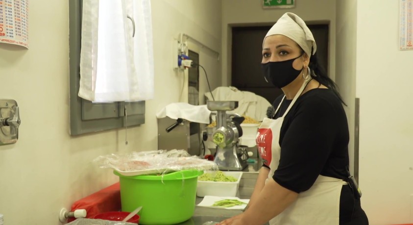 მოძრავი სამზარეულო მიგრანტ ქალებს ასაქმებს