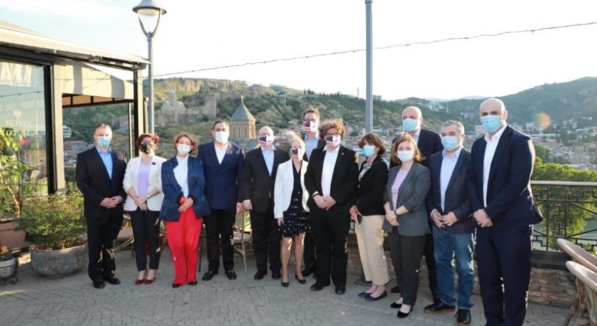 ფილიპ რიკერმა ვიზიტის დროს ბოლო შეხვედრა ოპოზიციის წარმომადგენლებთან გამართა