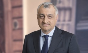 მამუკა ხაზარაძე გიორგი გახარიას დებატებში იწვევს