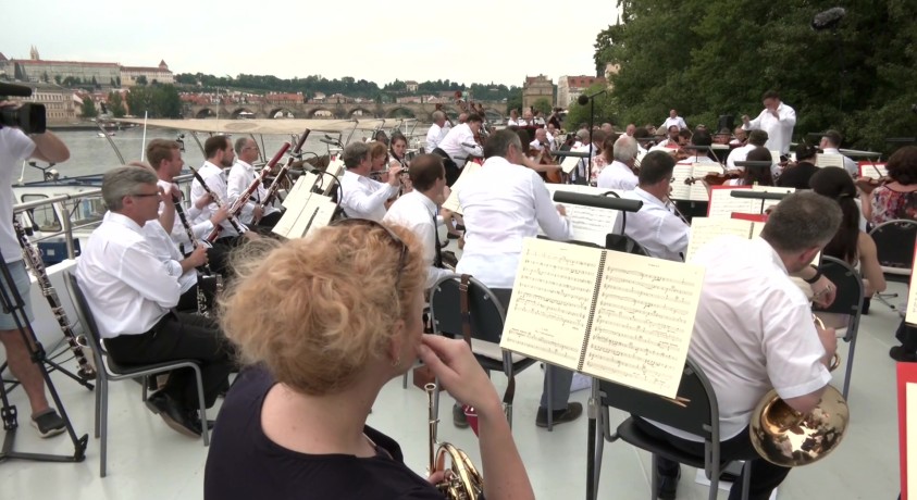 კლასიკური მუსიკის კონცერტი მდინარე ვლტავაზე