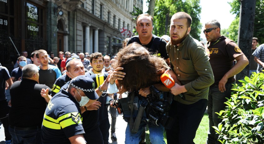 „თბილისი პრაიდის“ საწინააღმდეგო აქციის მონაწილეები მედიის წარმომადგენლებს ფიზიკურად გაუსწორდნენ
