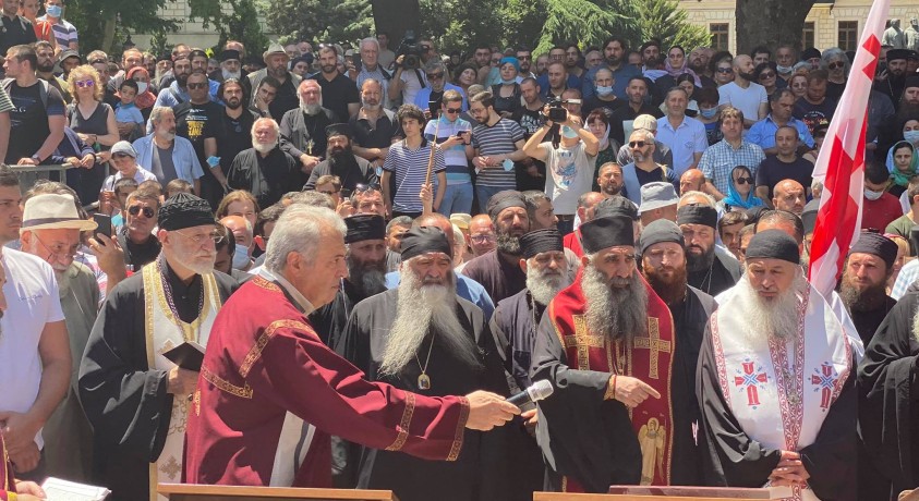 ქაშვეთის ეკლესიის ეზოში პარაკლისი მიმდინარეობს