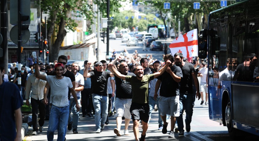 “თბილისი პრაიდის” მოწინააღმდეგეები – 5 ივლისის დღის ფოტოქრონიკა