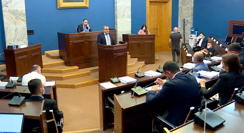 მოსამართლეობის კანდიდატების მოსმენა პარლამენტში ბოიკოტის ფონზე