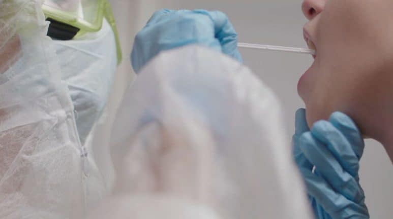 ბრიტანეთში მოზარდებს კორონავირუსზე მასობრივ ტესტირებას ჩაუტარებენ