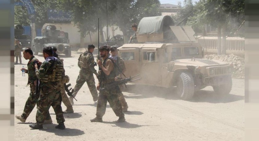 ავღანელი ჯარისკაცები ბრძოლის ველიდან გარბიან