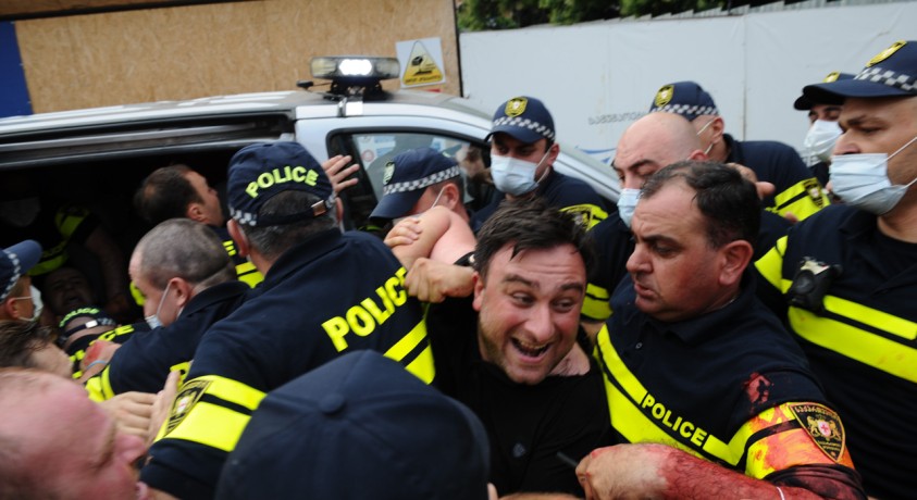 „ქართული ოცნების“ ოფისთან რამდენიმე ადამიანი დააკავეს