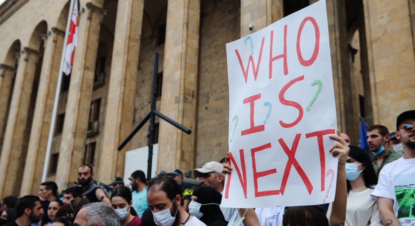 პარლამენტის შესასვლელთან ხმაურია