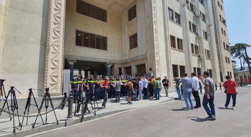 პარლამენტში მედიის მუშაობა შეიზღუდა, დეპუტატები კი ერთმანეთს დაუპირისპირდნენ