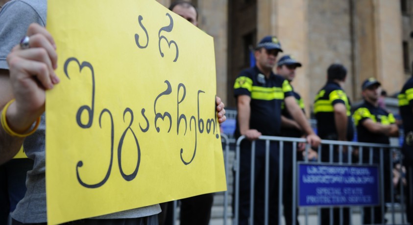 მედიის პროტესტი გრძელდება