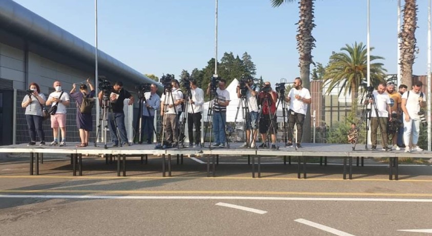 კარლ ჰარცელს ბათუმში მედიის წარმომადგენლები მდუმარე აქციით დახვდნენ