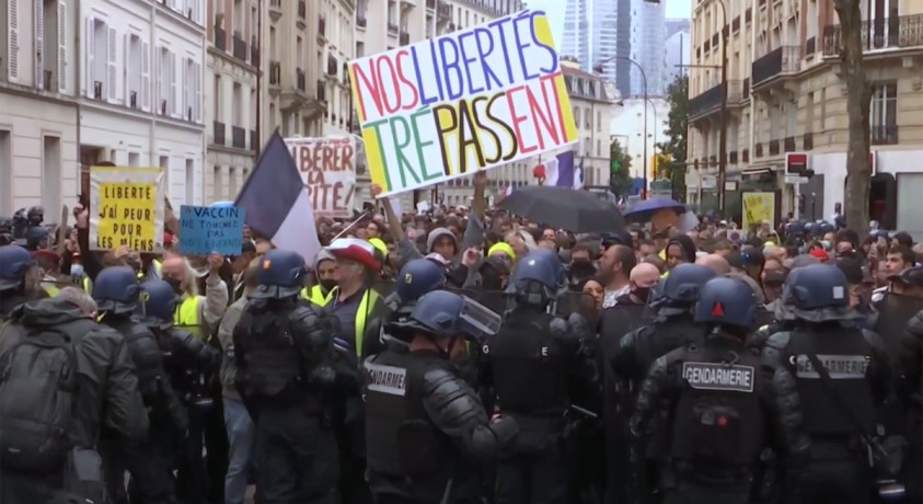 ევროპის ქვეყნებში კორონავირუსის სერტიფიკატის საწინააღდეგო აქციები იმართება