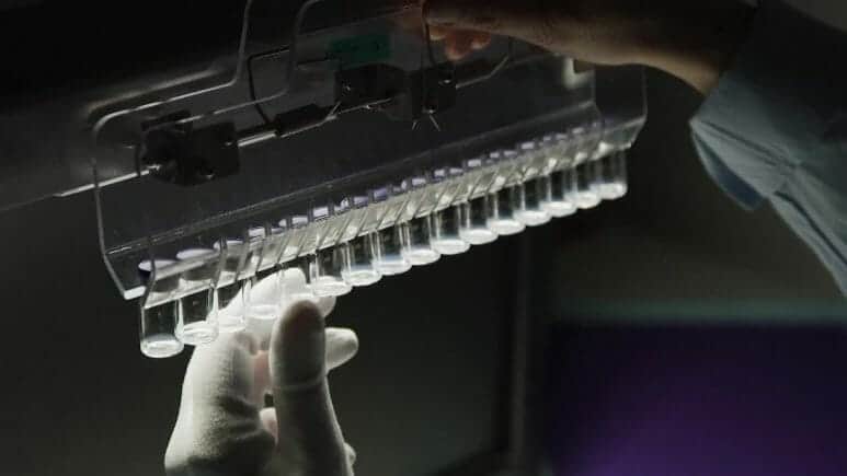 რატომ დაამტკიცა ბრიტანეთმა ვაქცინა ასე სწრაფად?