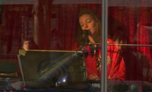 ბერლინში მუსიკოსები წარმოდგენებს  მაღაზიის ვიტრინებში მართავენ