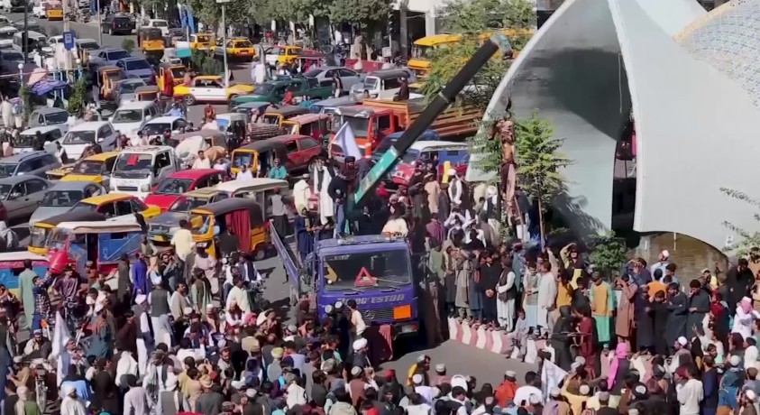 „თალიბანის“ მებრძოლებმა ოთხი ცხედარი სკვერში ჩამოკიდეს