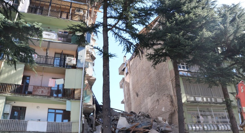 ბათუმში ჩამონგრეული კორპუსიდან მოსახლეობის ევაკუაცია მიმდინარეობს