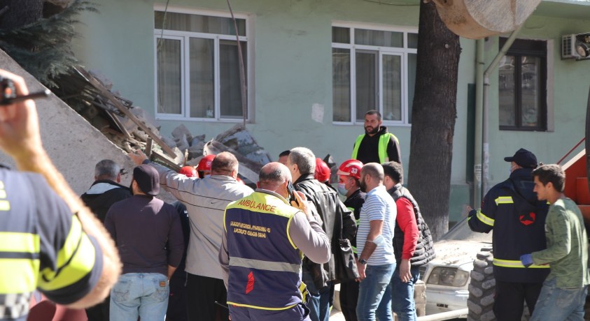 ბათუმში მაშველებმა ჩამონგრეული კორპუსიდან კიდევ ერთი ბავშვი გამოიყვანეს