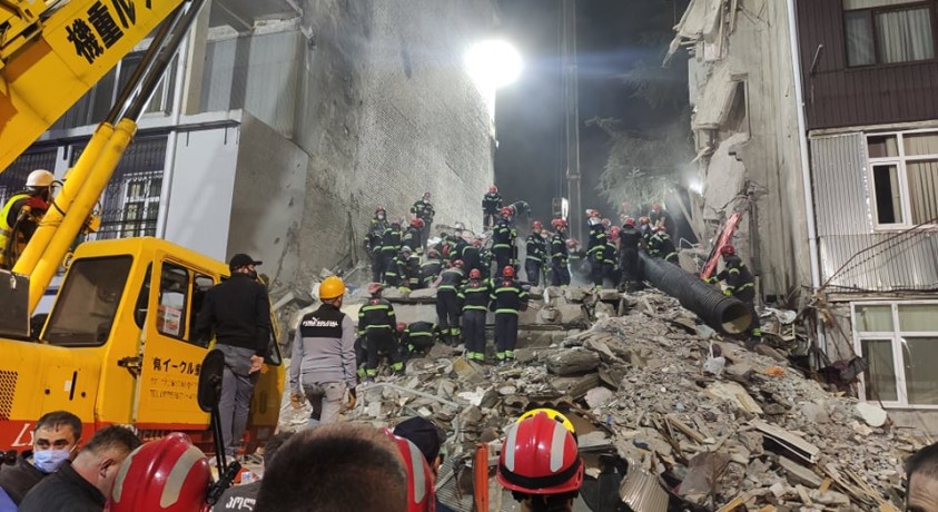 მაშველებმა ბათუმში ნანგრევებიდან კიდევ ერთი ადამიანი ამოიყვანეს