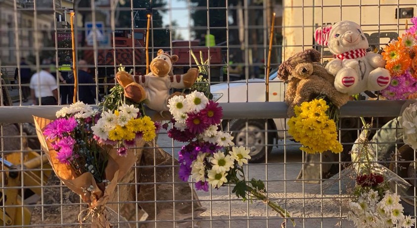 ბათუმში ტრაგედიის ადგილზე მოქალაქეებმა თოჯინები და ყვავილები მიიტანეს