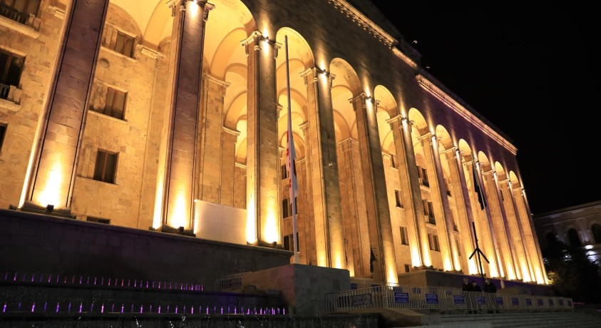 საქართველოს მთელ ტერიტორიაზე სახელმწიფო დროშები დაეშვა