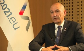 სლოვენიის პრემიერი ევროკავშირის გაფართოებაზე, მიგრაციასა და კანონის უზენაესობაზე საუბრობს