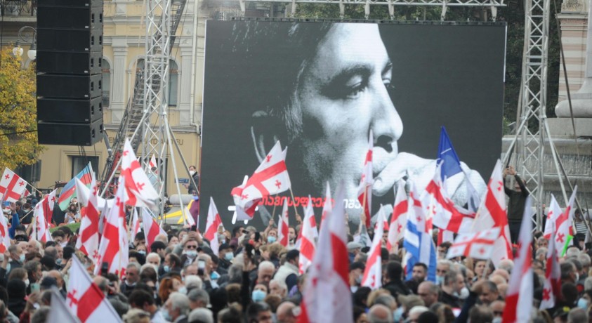 თავისუფლების მოედანზე მიხეილ სააკაშვილის გათავისუფლების მოთხოვნით აქცია მიმდინარეობს