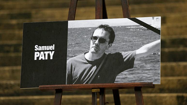 ფრანგი მასწავლებლის მკვლელობიდან ერთი წელი გავიდა