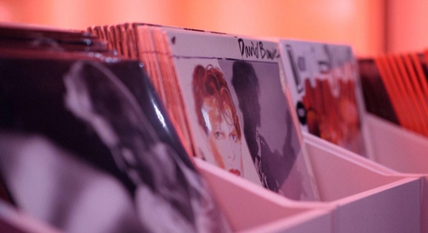 ნიუ-იორკში ბრიტანელი მუსიკოსის დევიდ ბოუვის მოძრავი მაღაზია გაიხსნა