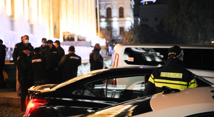 პარლამენტის მიმდებარე ტერიტორიაზე სამართალდამცველები არიან მობილიზებული