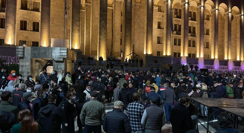 პარლამენტის შენობის წინ ოპოზიციური პარტიების მიერ ორგანიზებული აქცია მიმდინარეობს
