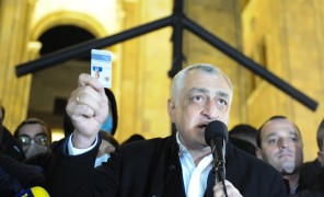 მამუკა ხაზარაძე დეპუტატის მანდატს ტოვებს