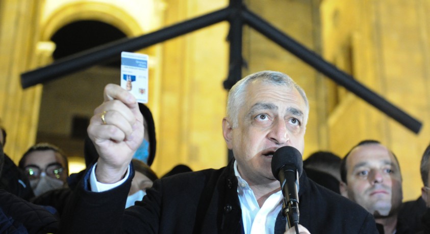 მამუკა ხაზარაძე დეპუტატის მანდატს ტოვებს