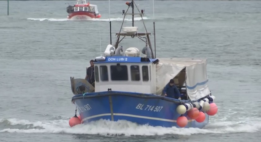 პროფესორი მენონ ანანდი მიიჩნევს, რომ  ბრიტანეთსა და საფრანგეთს შორის სანაპიროს პოლიტიკური მნიშვნელობა აქვს