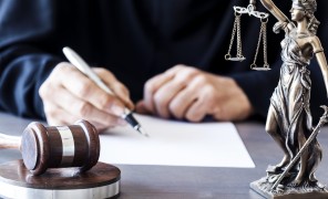 მოსამართლეთა ნაწილი ელჩების მისამართით გამოთქმულ კრიტიკას ემიჯნება